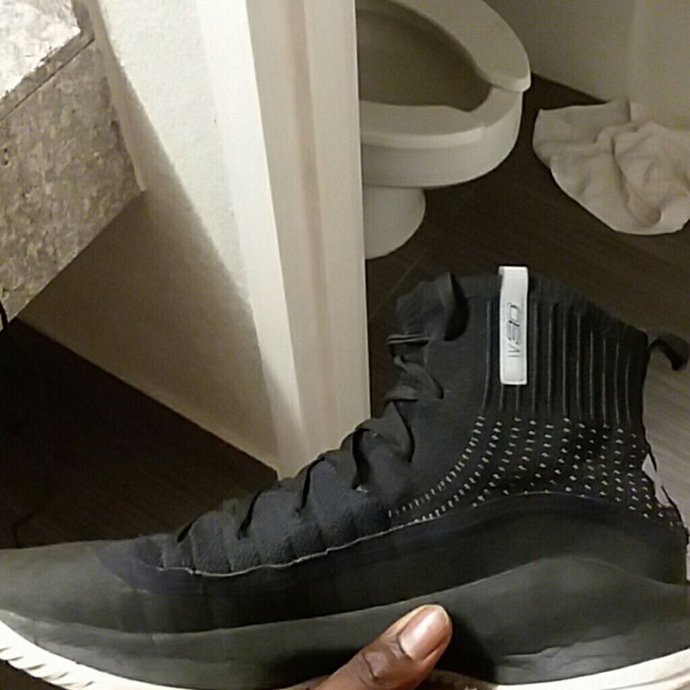 Curry 4s - Picture 4 of 4